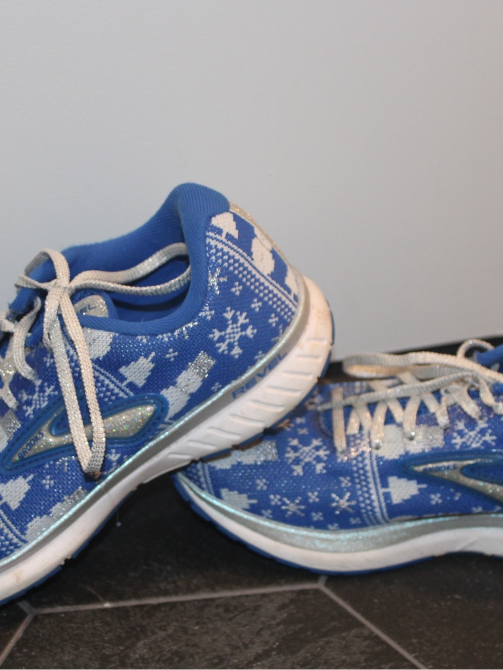 Brooks Revel 3 Run Merry Christmas Blue Women's Size 6.5 - No Insoles - Picture 3 of 15